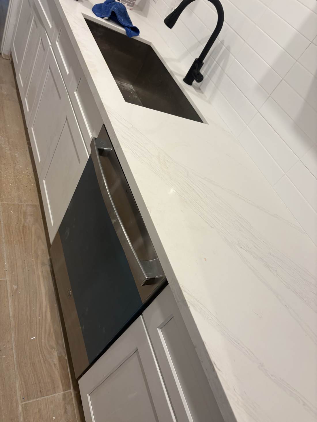 Cocina remodelada con lavaplatos, estufa y microondas nuevos