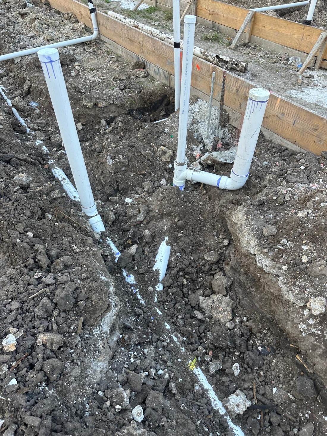 Stub-ups de plomería en cimentación de construcción nueva