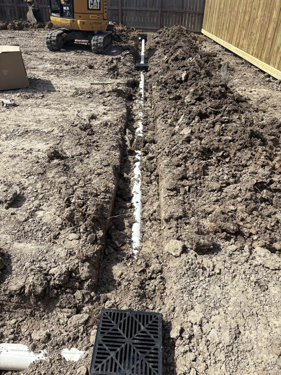Zanja de drenaje pluvial con caja de registro